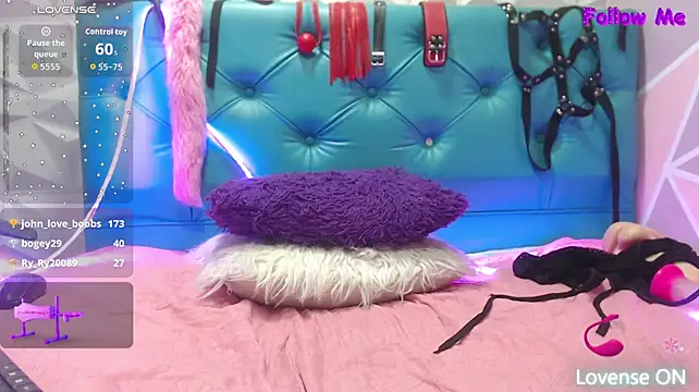 VIOLETA_HIILS live cam on StripChat