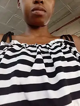 Sweethoneypot25 live cam on StripChat