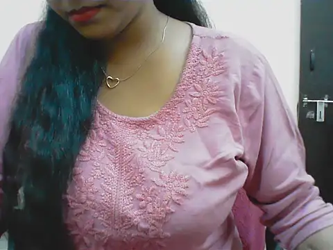 LovingPihu live cam on StripChat