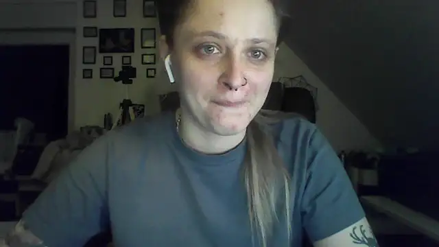 LeaWetGirl live cam on StripChat