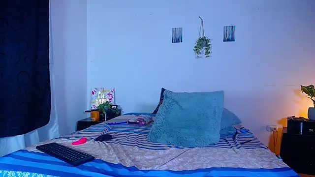 camilerousse (F teen) - 1 finger in my wet pussy