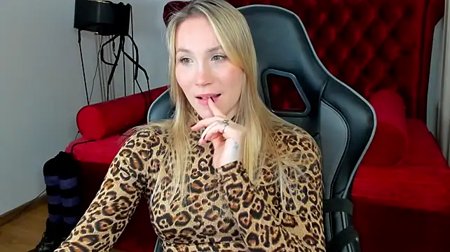 ElaraVoltage live cam on StripChat