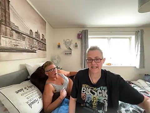 Curvy-Jinx live cam on StripChat