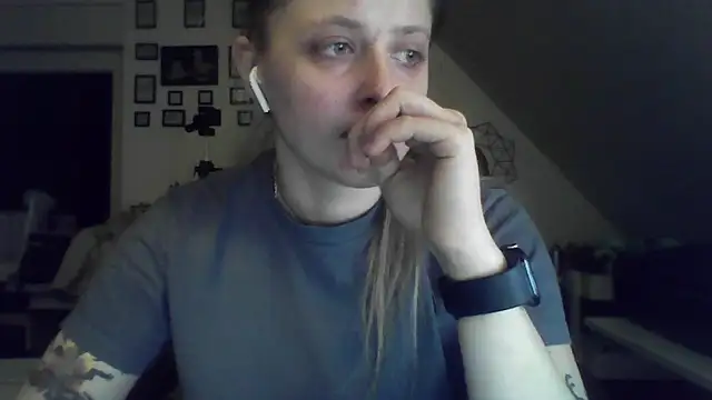 LeaWetGirl live cam on StripChat