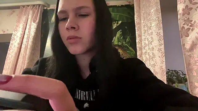 EmmaShyline live cam on StripChat