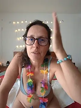 hotbrunettemass (F milf) - Molas nos mamilos 💜 + Plug no cu 🍑