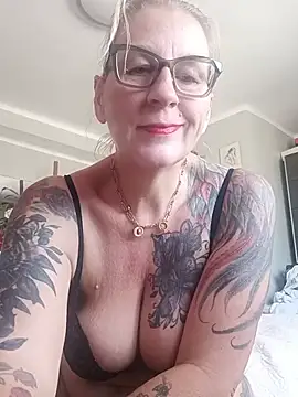 Bluevelvet_sexwife live cam on StripChat