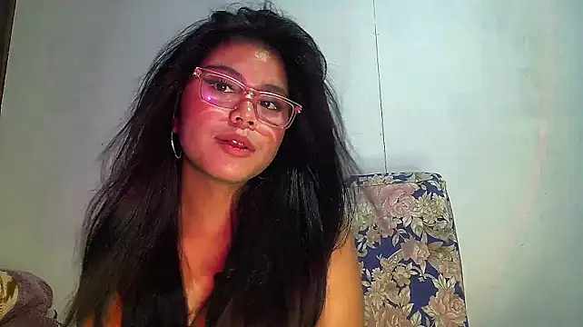 KaiVeloura live cam on StripChat