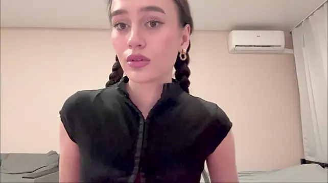 LindsyIlardi live cam on StripChat