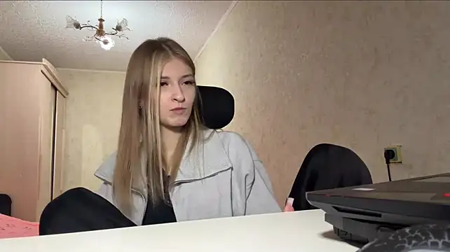 IrmgardCouden live cam on StripChat