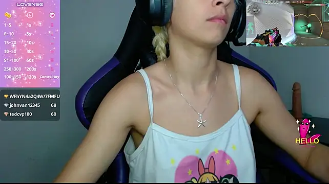 blondegamerr live cam on StripChat