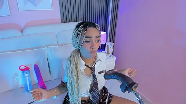 Clawdeen__wolf live cam on StripChat