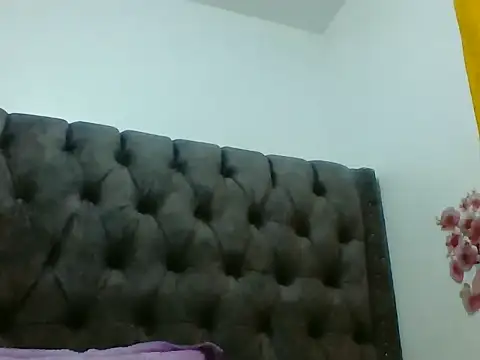 Creamy_diva7 live cam on StripChat