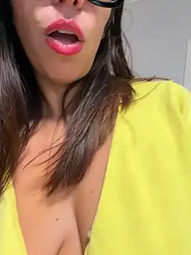 sara87show4u (F milf) - Mi faccio trovare nuda da operaio