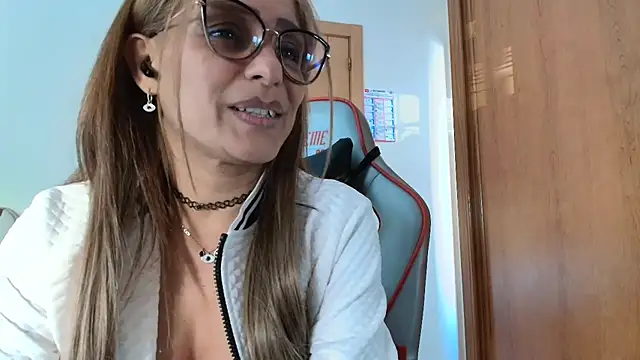 CristalDivine live cam on StripChat