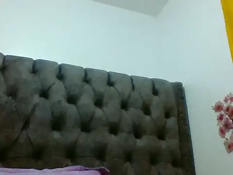Creamy_diva7 live cam on StripChat