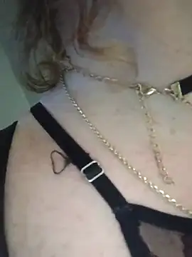 nakedgarbageperson live vor der Cam