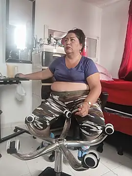 brenda_berck_ (F milf) - show milk  nipples