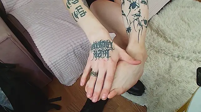 Crimson_Hollow live cam on StripChat