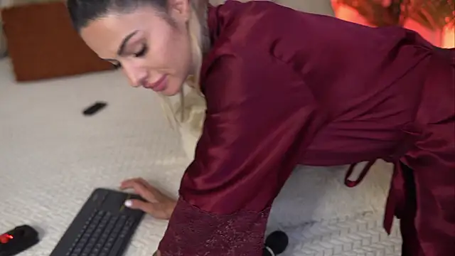 TiffanyMaze live cam on StripChat