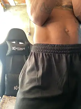 Larry-n-clouds live cam on StripChat