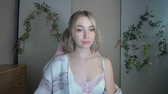LuciaYoung live cam on StripChat