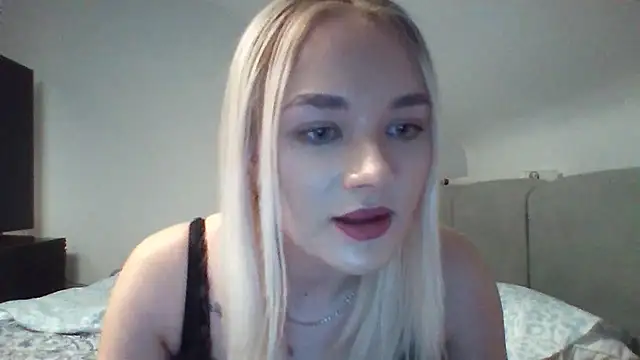 RoseSexyBlonde live cam on StripChat