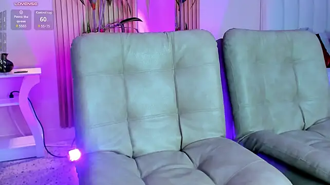Bella-Bloom live cam on StripChat