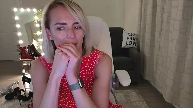 YourMarthaMayer live cam on StripChat