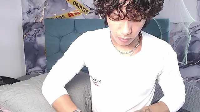 MaximilianRoth live cam on StripChat