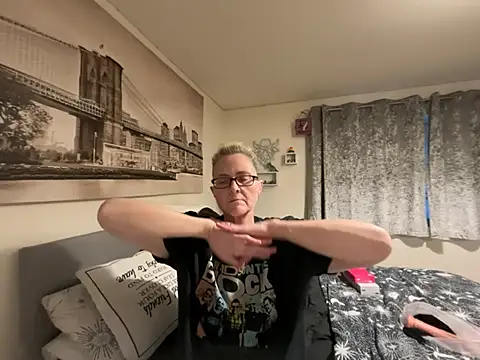 curvy-jinx (F mature) - Random video + 2 mins control LT