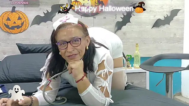 SoffieMature live cam on StripChat