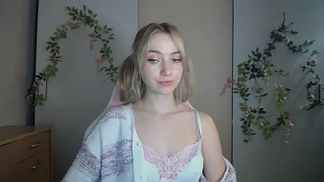 LuciaYoung live cam on StripChat