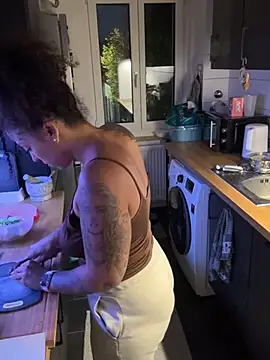SweetPetiteNoir live cam