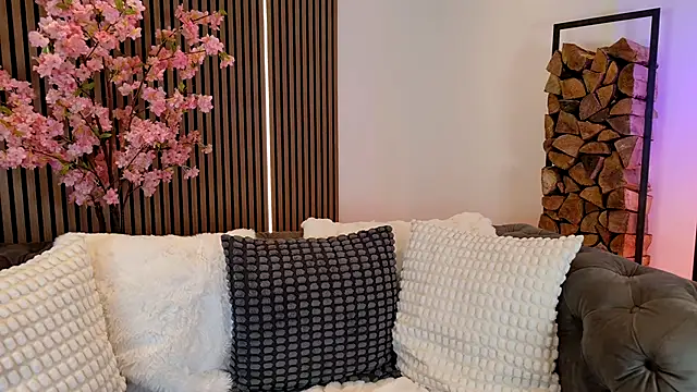 Lara-CumKitten live cam
