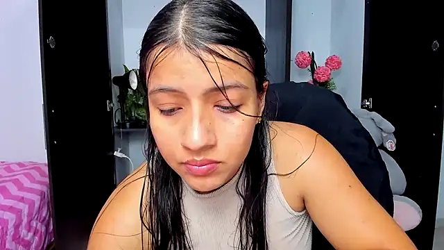 zara_cute live cam on StripChat
