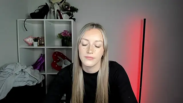 EvelynBlond live cam on StripChat