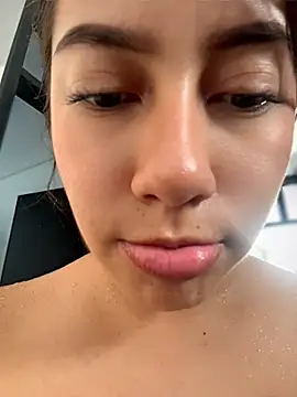 Saracalderon live cam on StripChat