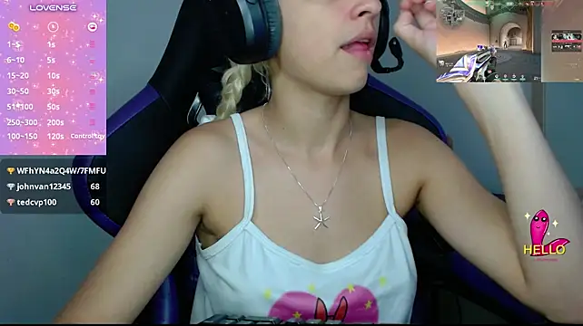 blondegamerr live cam on StripChat