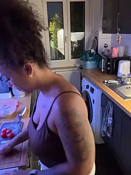 SweetPetiteNoir live cam