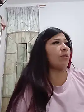 LatinaCalienteMilf live cam on StripChat