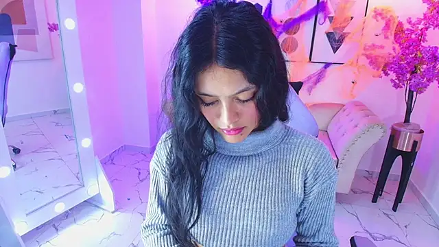 Maddie_T18 live cam on StripChat