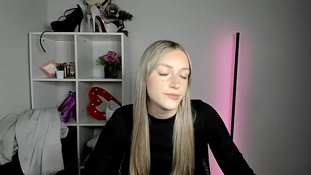 EvelynBlond live cam on StripChat