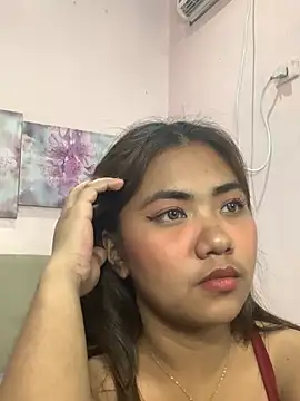 YaraSmith, live now