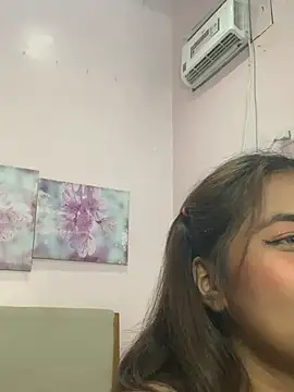 YaraSmith webcam
