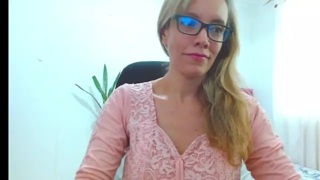 chantalsemenova1 live cam on StripChat
