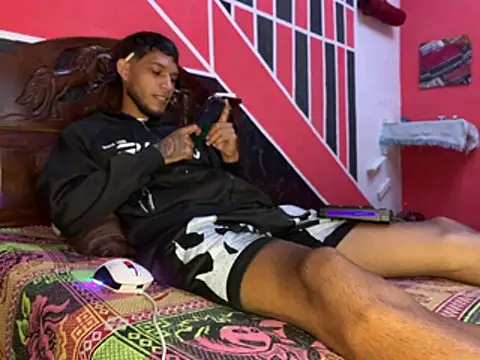 tanned_boy live cam on StripChat