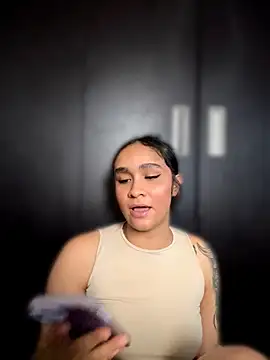 Isabella-Teen live cam on StripChat