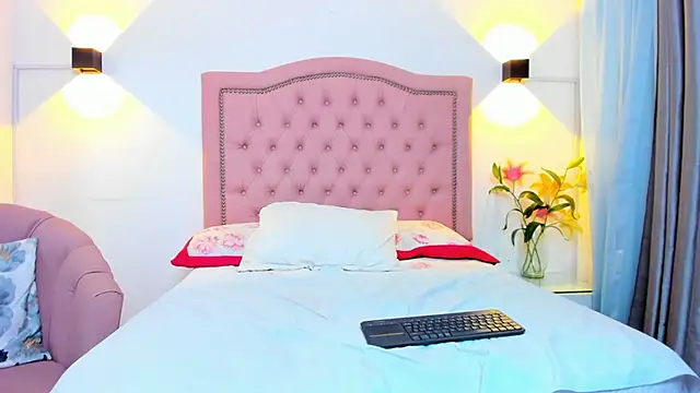 Veronicareina live cam on StripChat