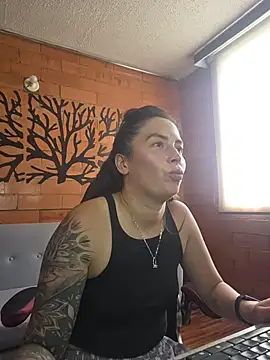 Melanyy69 live cam on StripChat